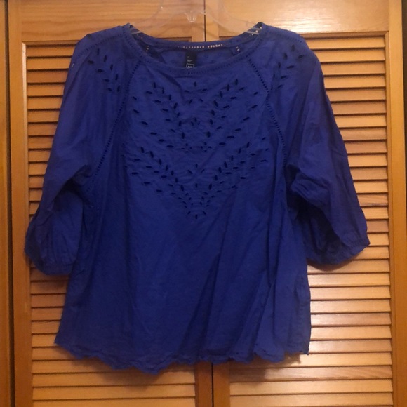 GAP Tops - Gap shirt with eyelet detail